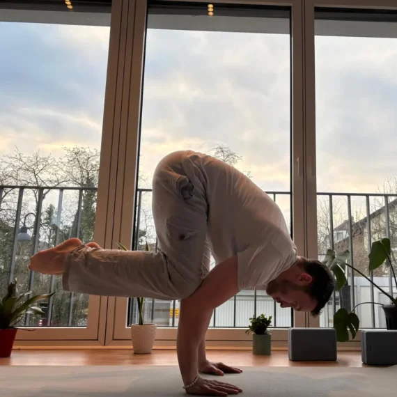 Profesor de Yoga -Balakanasana